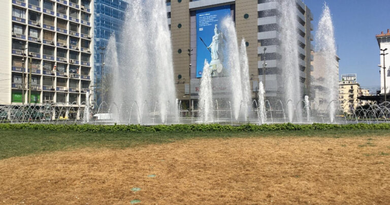 Ξεράθηκε το γκαζόν στο νέο συντριβάνι της Ομόνοιας 4 μήνες μετά τα εγκαίνια