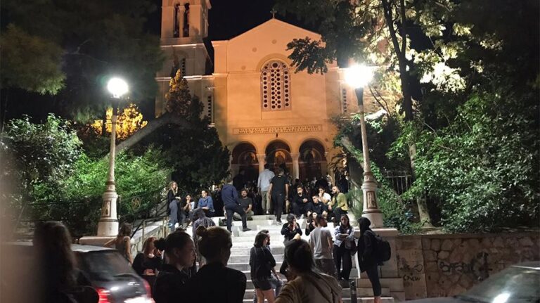 Ο κόσμος χτες το βράδυ γέμισε τις πλατείες παρά τα μέτρα!