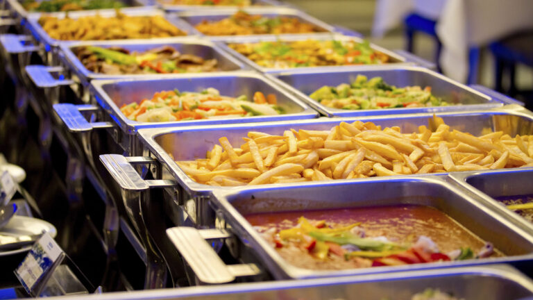 Κύκλωμα διακίνησης παράνομων μεταναστών από εταιρεία κέτερινγκ στις δομές φιλοξενίας Σάμου!