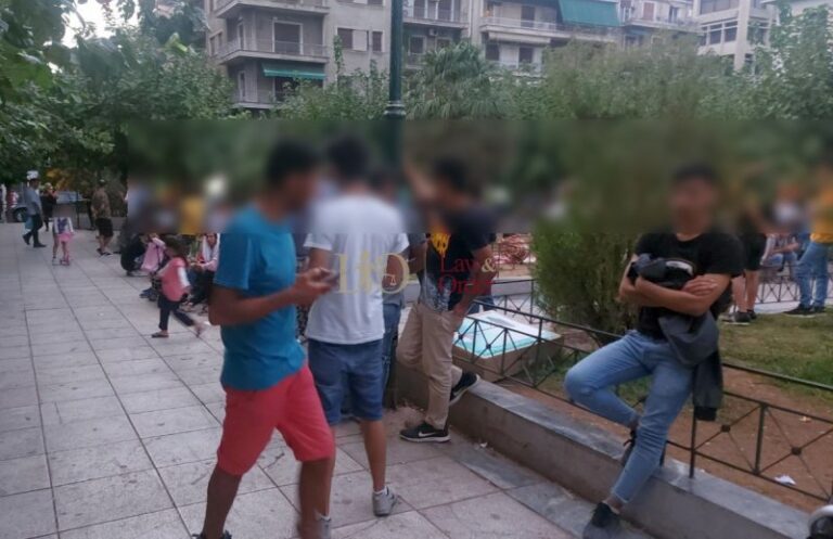 Το αδιαχώρητο και την Κυριακή στην πλατεία Βικτωρίας – Χωρίς μάσκες ο ένας διπλά στον άλλον