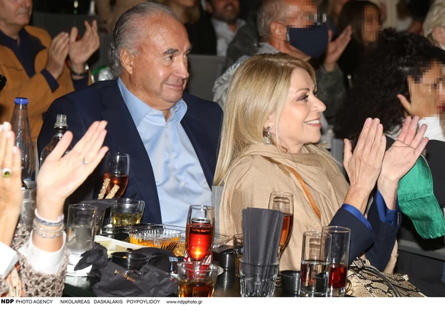 Ελλη Στάη: Φθινοπωρινή εμφάνιση με κοστούμι, κροκό γόβες, μάσκα έκπληξη και τον εφοπλιστή σύντροφο της 5 ελλη σταη