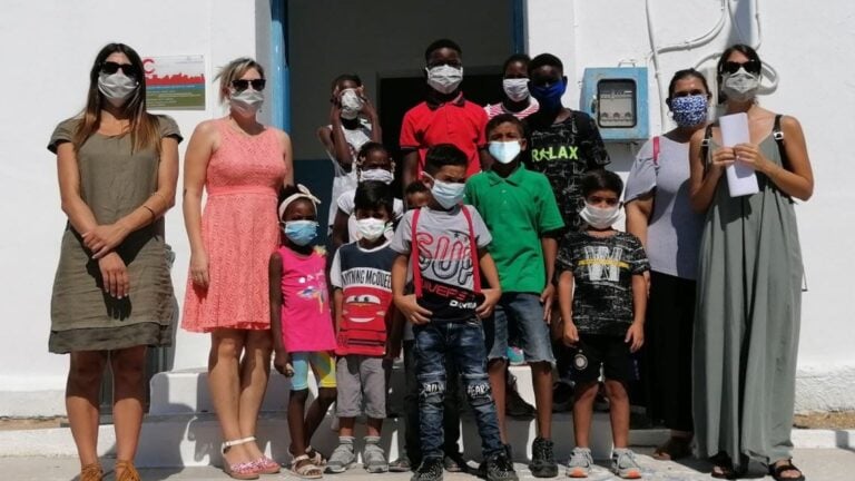 Η Τήλος άνοιξε τα σχολεία της σε ανήλικους πρόσφυγες – «Θέλουμε να μείνουν» λέει η δήμαρχος