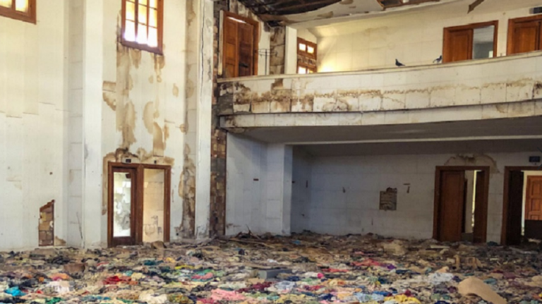 Αμμόχωστος: Ιστορία σε στοίβες από ρούχα – Συγκλονιστικές εικόνες