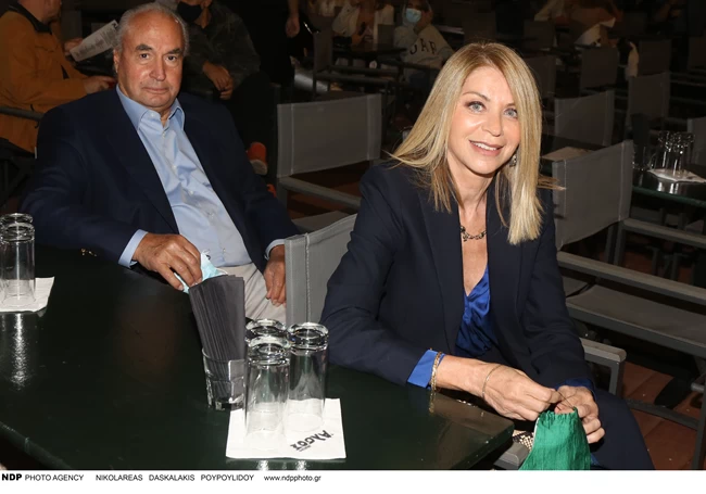 Ελλη Στάη: Φθινοπωρινή εμφάνιση με κοστούμι, κροκό γόβες, μάσκα έκπληξη και τον εφοπλιστή σύντροφο της 4 ελλη σταη