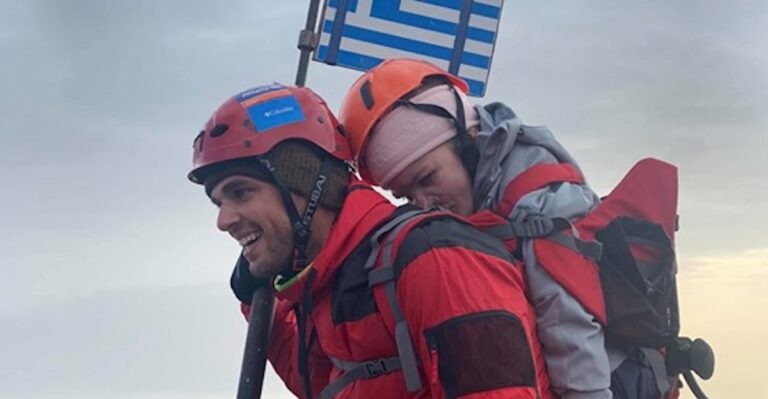 Όλυμπος: Πάτησε κορυφή κουβαλώντας νεαρή με κινητικά προβλήματα