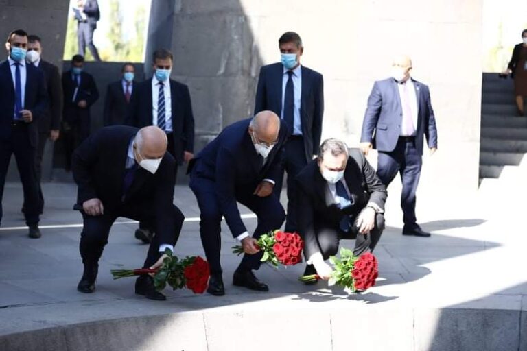 Στην Αρμενία ο Δένδιας – Στεφάνι στα θύματα της γενοκτονίας