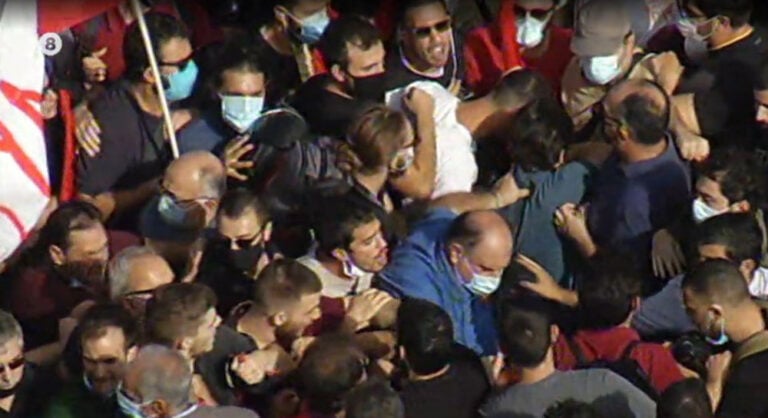 Ξύλο μεταξύ Συριζαίων και Ανταρσυτών που διαδηλώνουν στο Εφετείο για την Χρυσή Αυγή