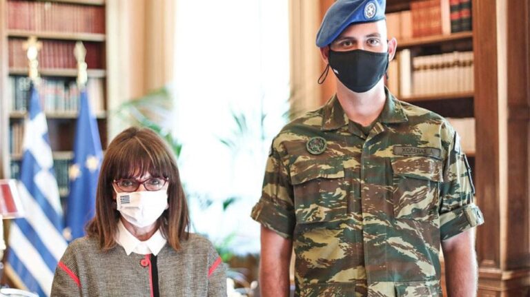 Συγκινεί η Κατερίνα Σακελλαροπούλου για τον ομογενή Εύζωνα Ανδρέα Χολέβα