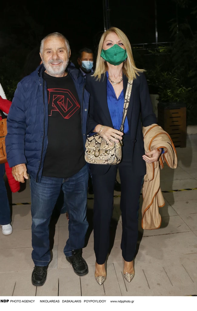 Ελλη Στάη: Φθινοπωρινή εμφάνιση με κοστούμι, κροκό γόβες, μάσκα έκπληξη και τον εφοπλιστή σύντροφο της 2 ελλη σταη