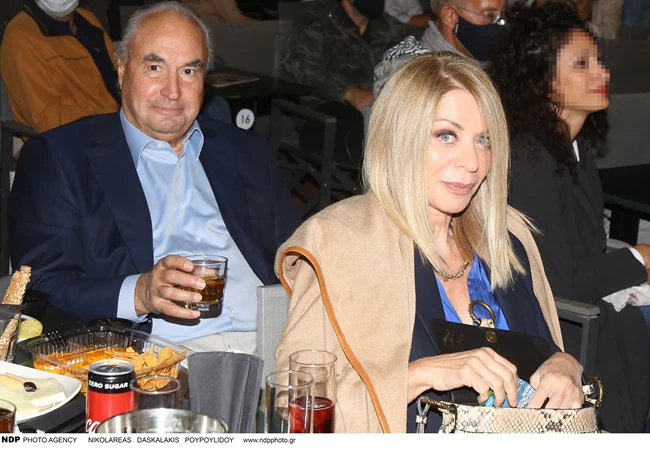 Ελλη Στάη: Φθινοπωρινή εμφάνιση με κοστούμι, κροκό γόβες, μάσκα έκπληξη και τον εφοπλιστή σύντροφο της 6 ελλη σταη