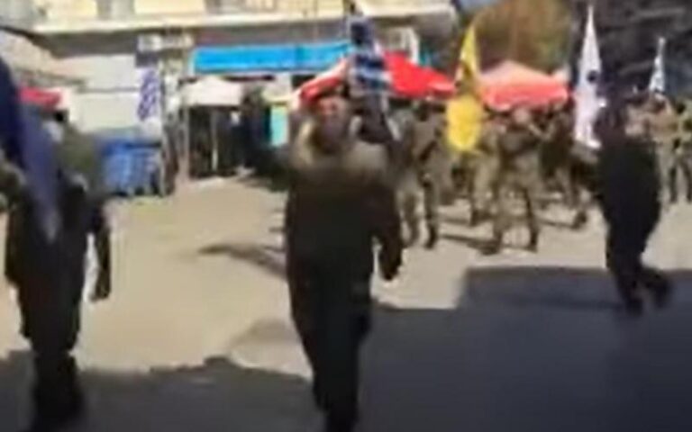 Έκαναν παρέλαση στα Γιαννιτσά, παρά τα μέτρα για τον κορωνοϊό