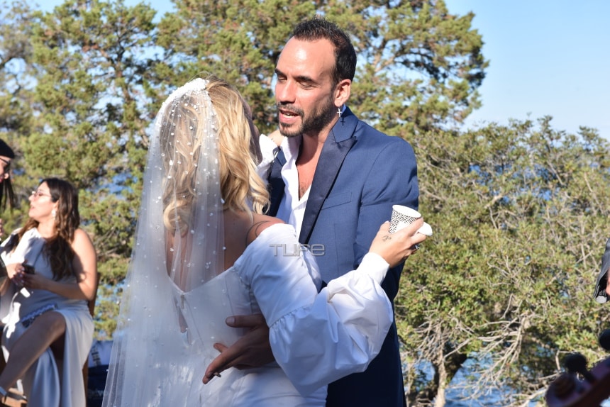 Ελεωνόρα Ζουγανέλη: Παντρεύτηκε σήμερα - Έφτασε στην εκκλησία, με καΐκι και συνοδεία μουσικών οργάνων 28 kalesmenoi8