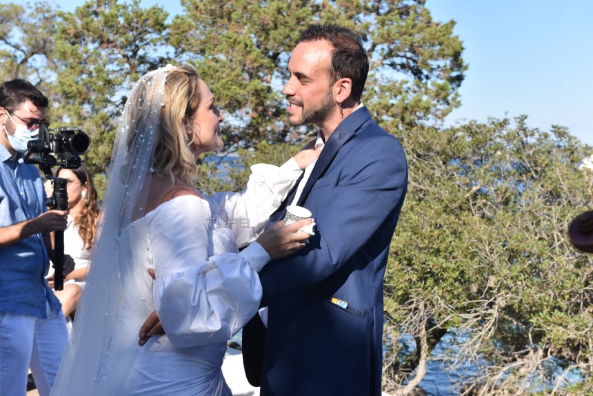 Ελεωνόρα Ζουγανέλη: Παντρεύτηκε σήμερα - Έφτασε στην εκκλησία, με καΐκι και συνοδεία μουσικών οργάνων 27 kalesmenoi9