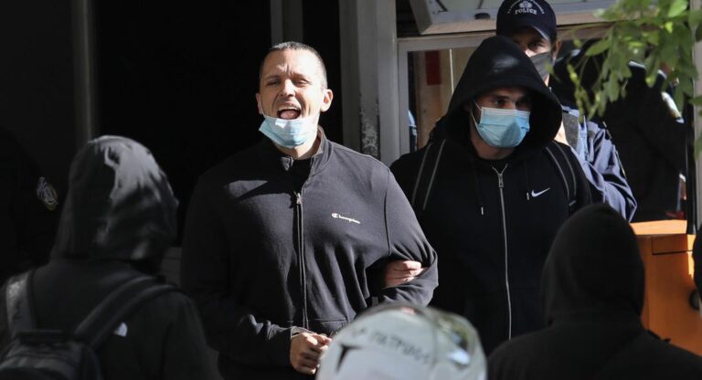 Ηλίας Κασιδιάρης: Φώναξε «Ζήτω η Ελλάς» μπαίνοντας στην κλούβα