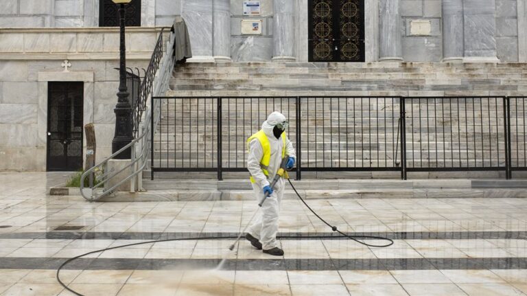H κυβέρνηση δίνει 40 εκατ. ευρώ σε 119 δήμους για τον κορονοϊό