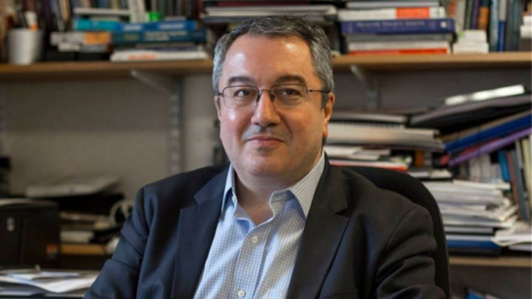 Μόσιαλος: «Δεν πέθανε από το εμβόλιο της Astra Zeneca ο εθελοντής»