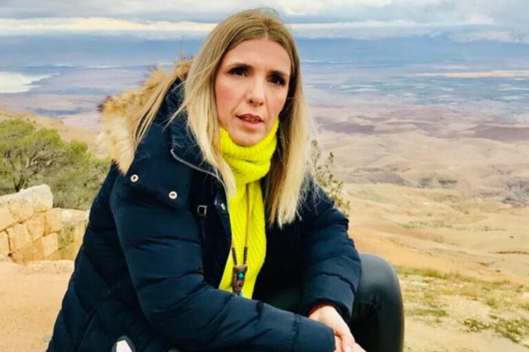Ραγίζει καρδιές η Ρένα Κουβελιώτη: «Θα μ’ αγαπάς όταν δεν θα σε θυμάμαι;»