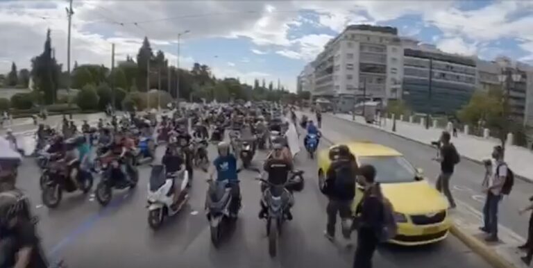 Μεγάλη πορεία των οδηγών ντελίβερι στο κέντρο της Αθήνας