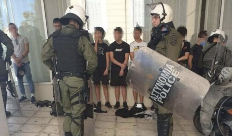 Η μάνα των μαθητών της φωτογραφίας καταγγέλλει απειλές των ΜΑΤ για χαστούκια