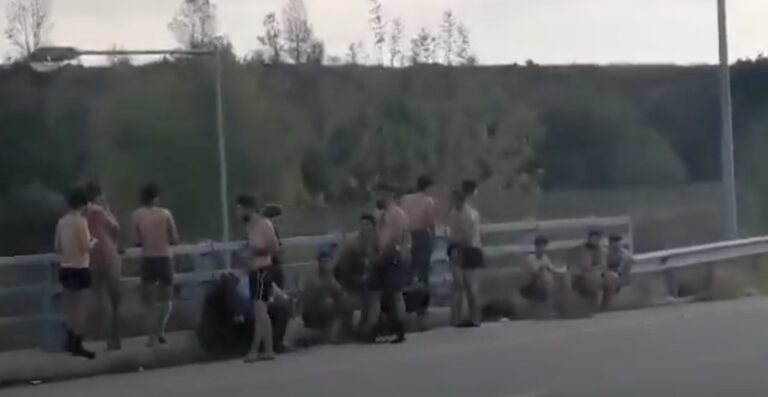 Ορεστιάδα: Μετανάστες ημίγuμνοι περιμένουν την αστυνομία να τους συλλάβει 