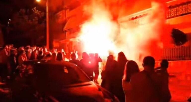 Nίκαια: Συγκέντρωση και καπνογόνα έξω από το σπίτι του καθηγητή που μαχαίρωσε τον σκύλο