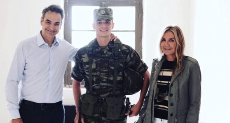 Κυριάκος και Μαρέβα Μητσοτάκη: Αγκαλιά με τον γιο τους στη μονάδα του στον Έβρο