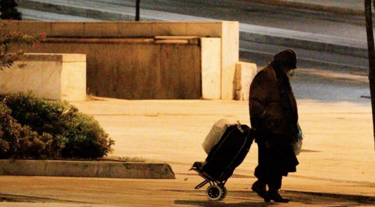 Εκαναν έξωση σε 90χρονη και τον εγγονό της για 1.200 ευρώ- Εμειναν στον δρόμο για να μην αφήσουν τον σκύλο τους