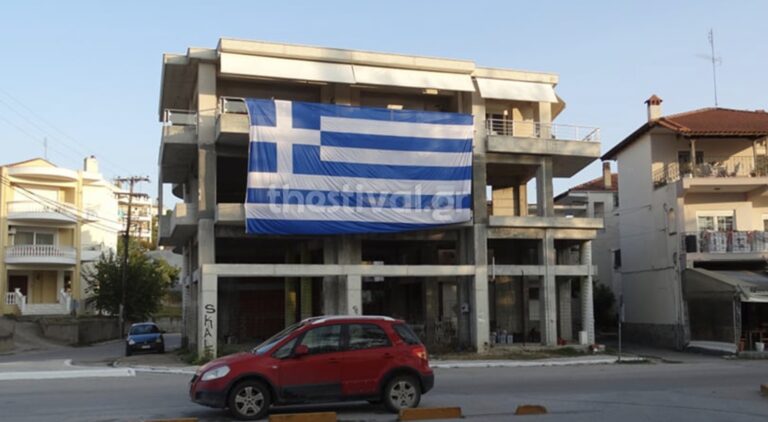 Θεσσαλονίκη: Κρέμασε τεράστια ελληνική σημαία από το μπαλκόνι του σπιτιού του