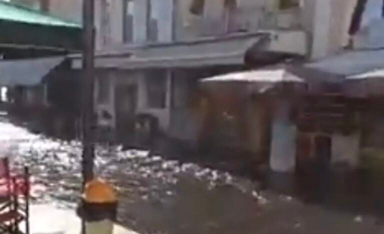 Σεισμός στη Σάμο: Η στιγμή που η θάλασσα βγαίνει στην στεριά