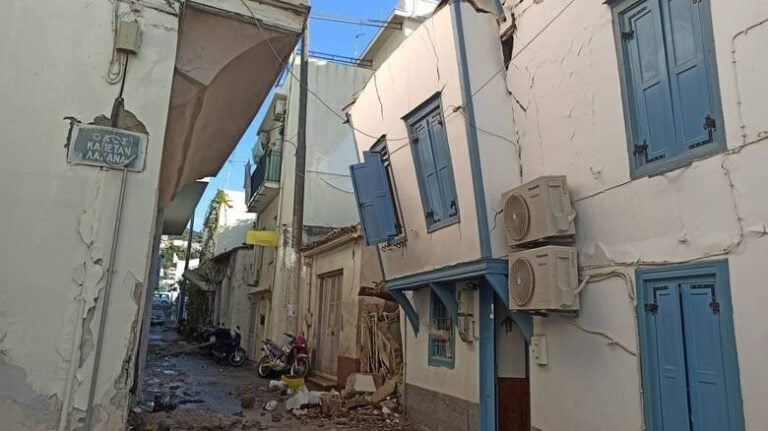 Σεισμός στη Σάμο: Νεκρά δύο παιδιά από τοίχο που κατέρρευσε