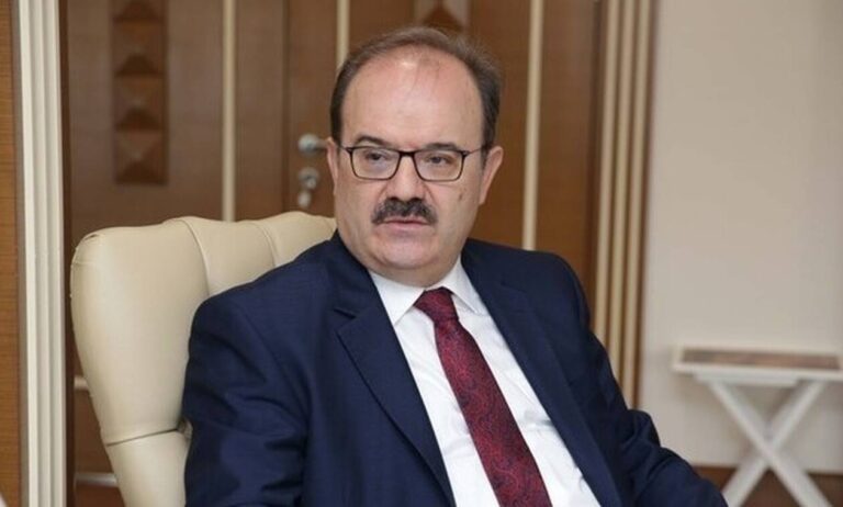 «Μπάσταρδοι, σκύλας γιοι!» Αδιανόητες ύβρεις Τούρκου υφυπουργού Πολιτισμού κατά των Γάλλων