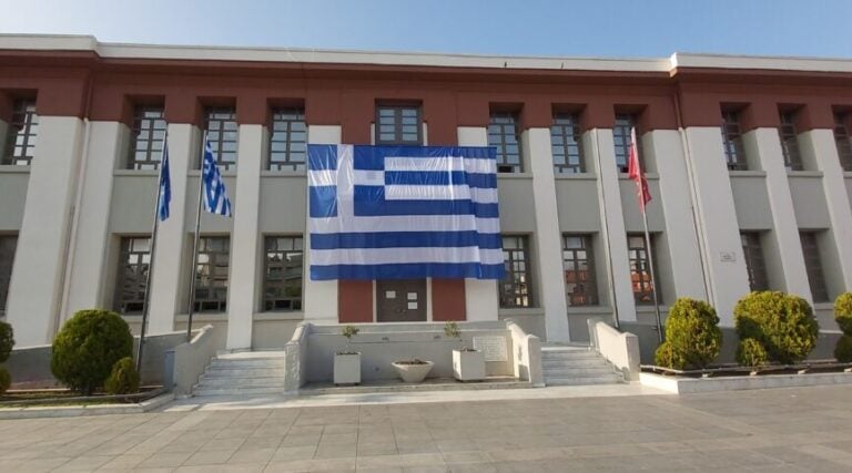 Τεράστια ελληνική σημαία στο δημαρχείο Καλαμαριάς για την επέτειο του “Όχι”