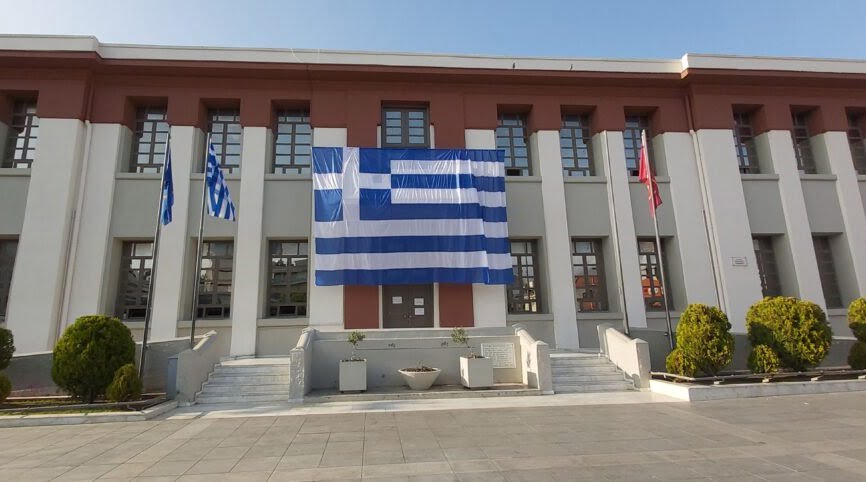 Τεράστια ελληνική σημαία στο δημαρχείο Καλαμαριάς για την επέτειο του “Όχι” 1 shmaia
