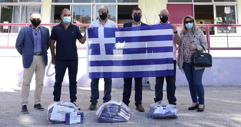 Ο Δήμος Ελληνικού Αργυρούπολης μοίρασε σε όλους τους μαθητές την Ελληνική σημαία