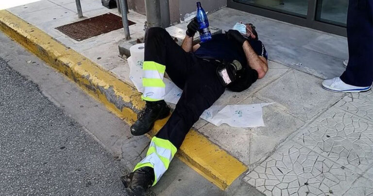 Χαλκιδική: Η συγκλονιστική εικόνα του εξαντλημένου ΕΚΑΒίτη μετά από διάσωση