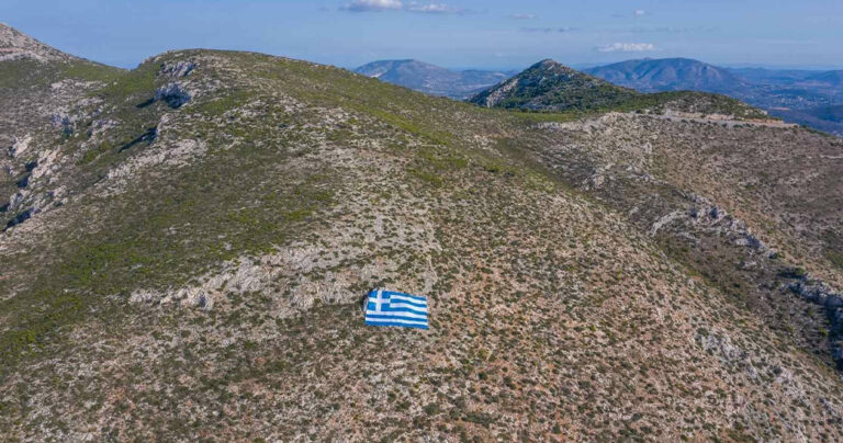 O Δήμος Γλυφάδας τοποθέτησε τεράστια ελληνική σημαία 800 τετραγωνικών