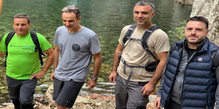 Σαμοθράκη: Βουτιά στις Βάθρες πρωί-πρωί ο Πρωθυπουργός Κυριάκος Μητσοτάκης