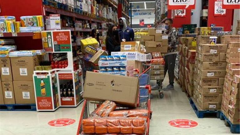 Γιάννης Αντετοκούνμπο: «Άδειασε» ένα σούπερ μάρκετ για να μοιράσει τρόφιμα στα Σεπόλια