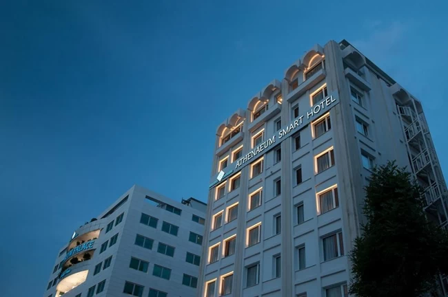 24χρονη διοργάνωσε παράνομο «κορονοπάρτι» με ποδοσφαιριστές και πόpνες πολυτελείας 7 athenaeum smart hotel