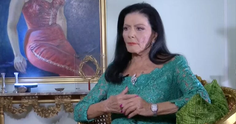 Ζωζώ Σαπουντζάκη: «Η μάνα μου δεν με άφηνε να βάφομαι για να μη γεράσω γρήγορα»