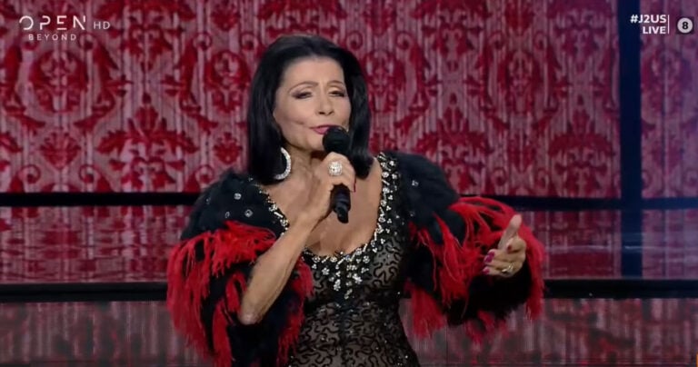 Η 87χρονη Ζωζώ Σαπουντζάκη αψηφάει κορονοϊό, πανδημία και γηρατειά και κάνει σόου στην τηλεόραση