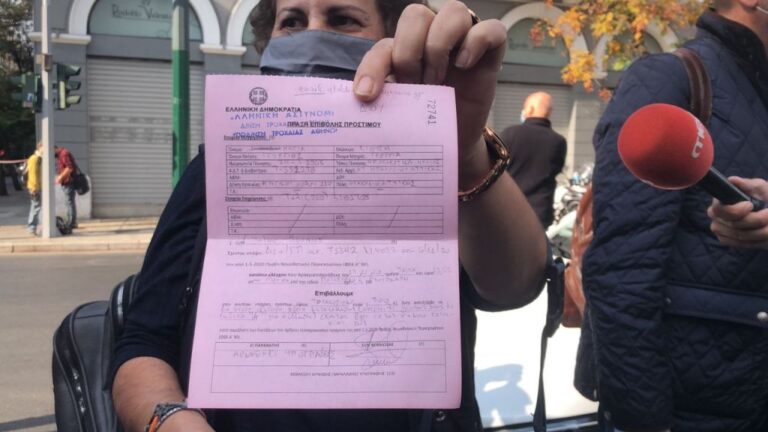 Πήγε να καταθέσει στεφάνι στο Πολυτεχνείο και της έκοψαν κλήση 300 ευρώ