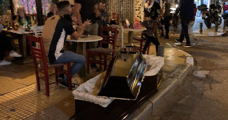 Κορονοϊός: Έβγαλαν φέρετρο σε μεζεδοπωλείο στου Ψυρρή – «Πόσο να αντέξουμε;» δηλώνει ο υπεύθυνος του μαγαζιού