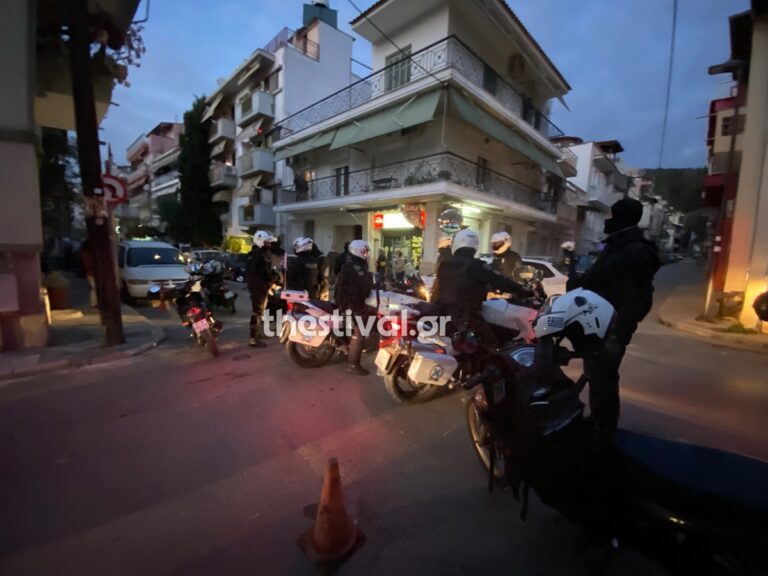 Θεσσαλονίκη: Νεαροί χτύπησαν αστυνομικούς που πήγαν να τους ελέγξουν – Τραυματίστηκε αστυνομικός