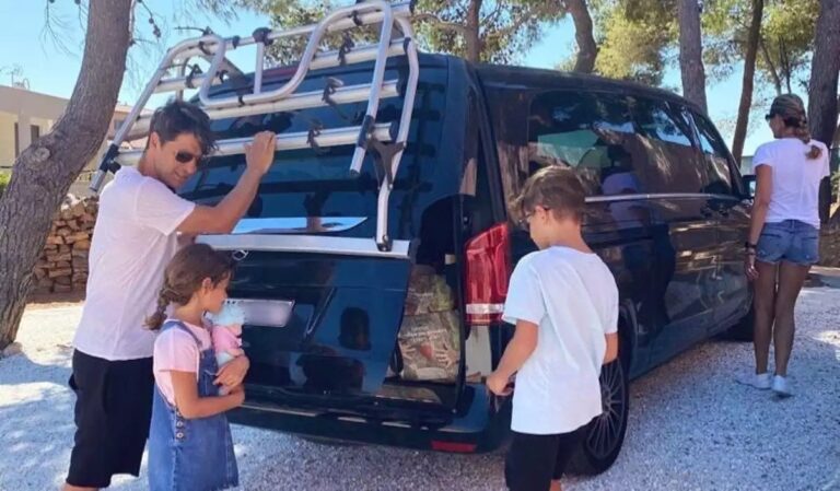 Σάκης Ρουβάς: Βόλτα με τα παιδιά στο βουνό – Μάζεψαν άγρια φρούτα  για μαρμελάδα