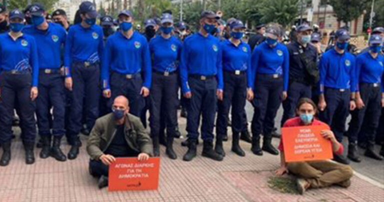 O Βαρουφάκης και το κόμμα του έκαναν καθιστική διαμαρτυρία