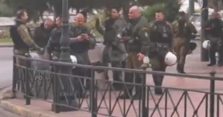 Πολυτεχνείο: Αστυνομικοί δεν φοράνε μάσκες και μηδέν μέτρα προστασίας για τον κορονοϊό