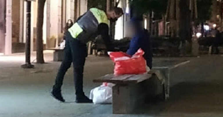 Θεσσαλονίκη: Στελέχη της Δημοτικής Αστυνομίας μοίρασαν ρούχα σε άστεγους