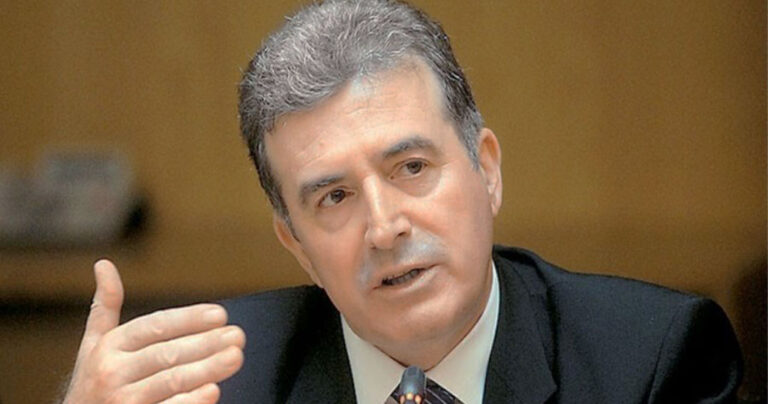 Χρυσοχοΐδης για γιορτές: «Να τις κάνουμε τηλεφωνικά ή μέσω Skype»