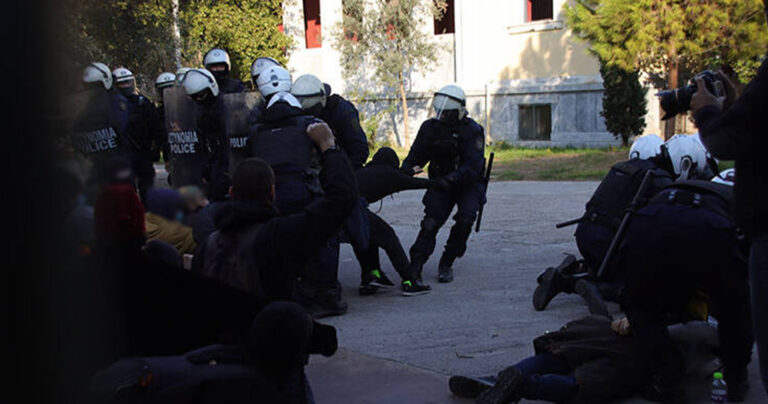 Έκτακτο: Έφοδος της ΕΛΑΣ στο Πολυτεχνείο – Συλλήψεις και προσαγωγές